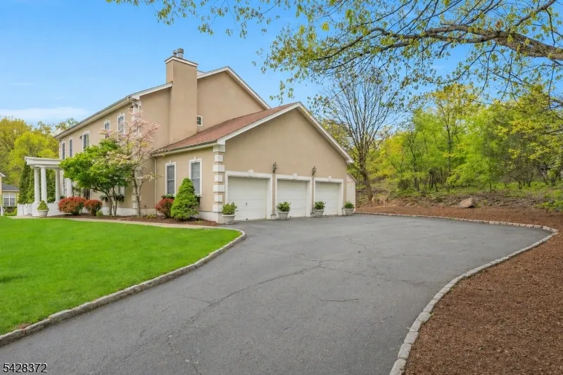 16 Lenape Trail Montclair, NJ 07043
