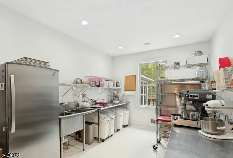 16 Lenape Trail Montclair, NJ 07043