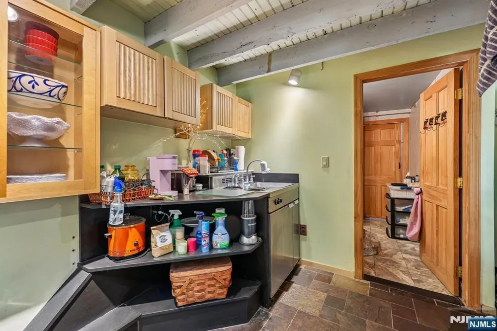 18 Nakomis Path Lincoln Parkugh, NJ 07035