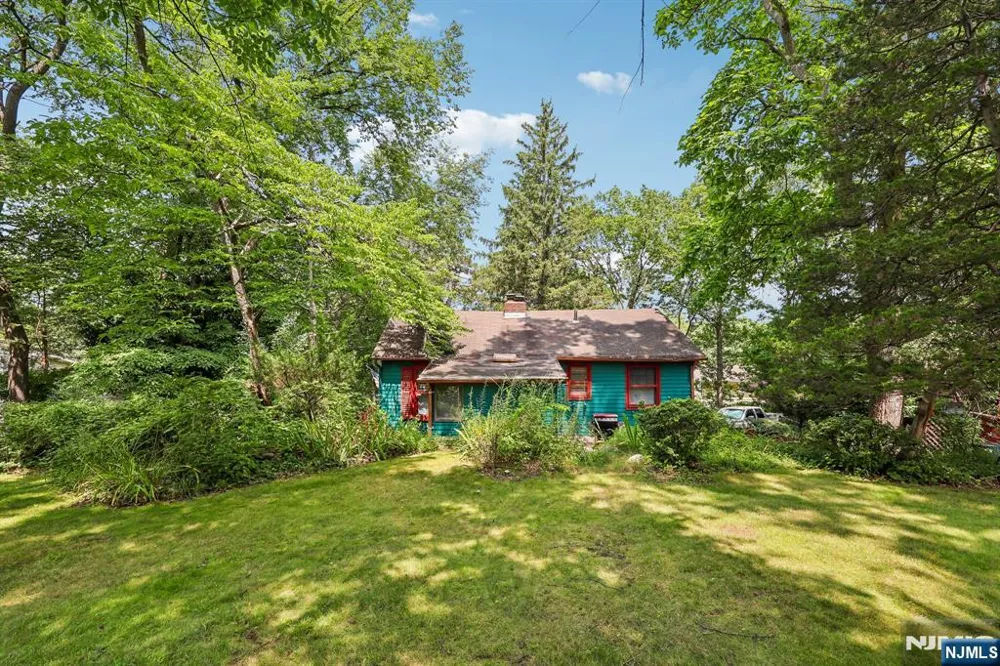 18 Nakomis Path Lincoln Parkugh, NJ 07035