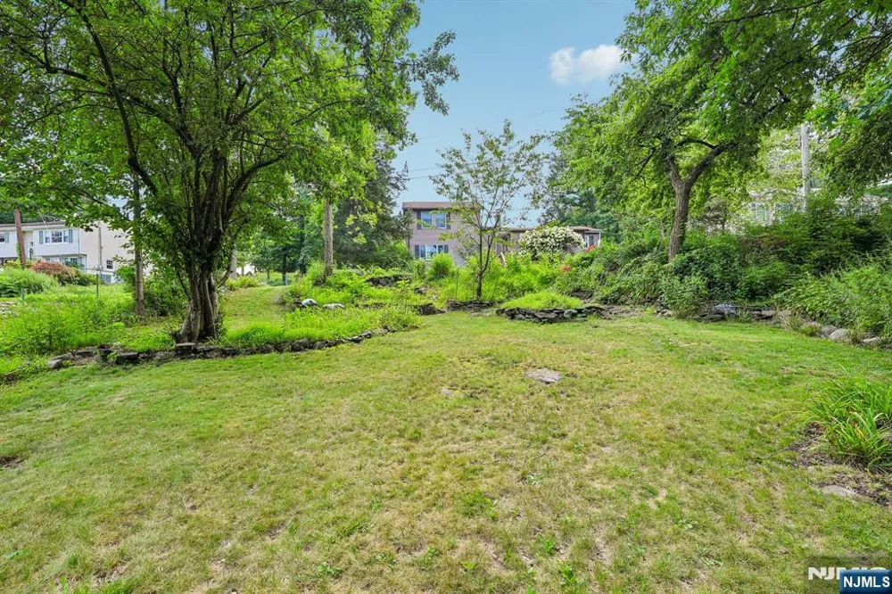 18 Nakomis Path Lincoln Parkugh, NJ 07035