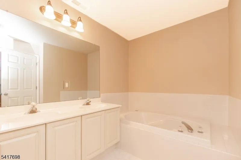 4 Eagles Nest Ln Hardyston, NJ 07419