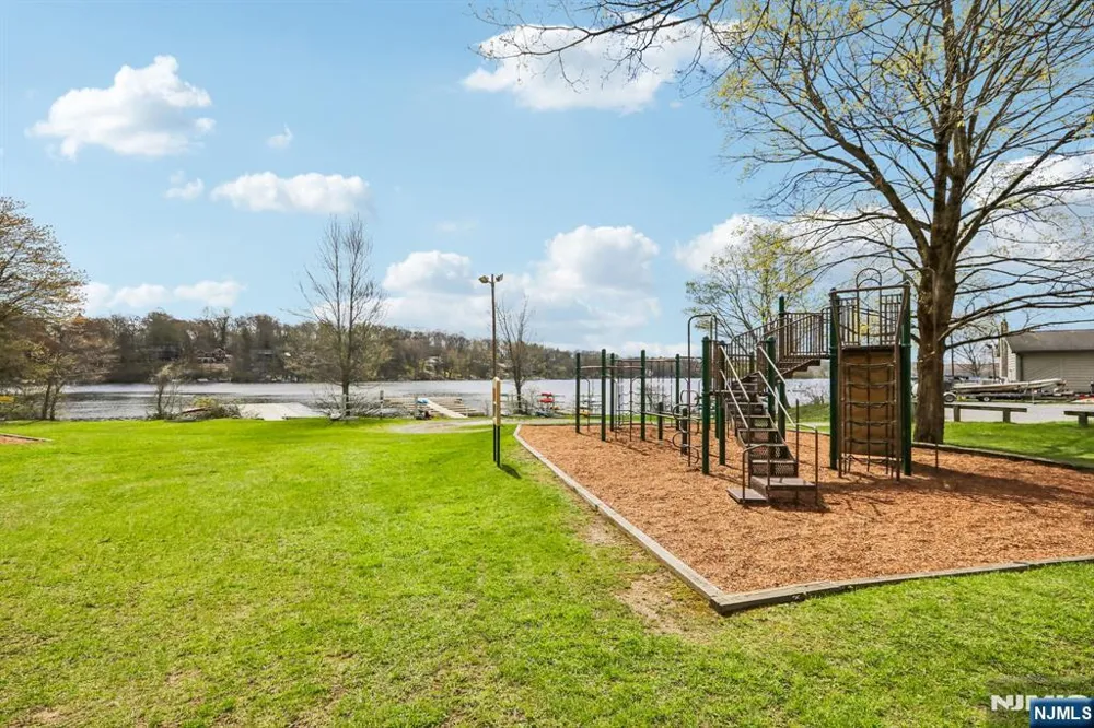 11 Alamoosook Road Vernon, NJ 07422