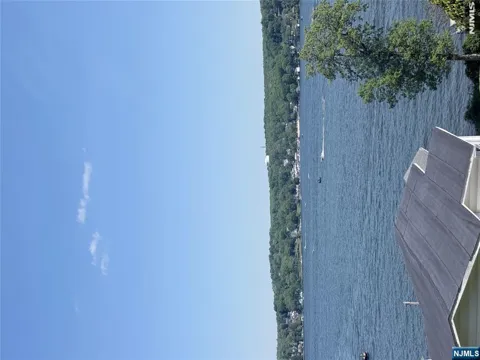 318 Lakeside Boulevard