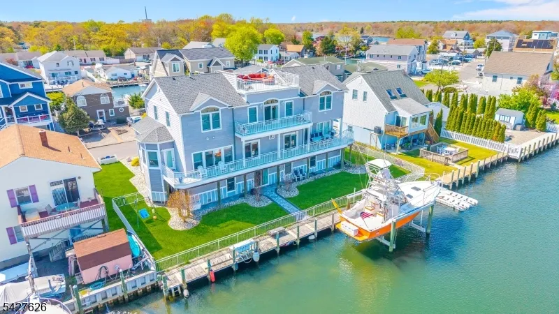 6 Capstan Rd Ocean, NJ 08758