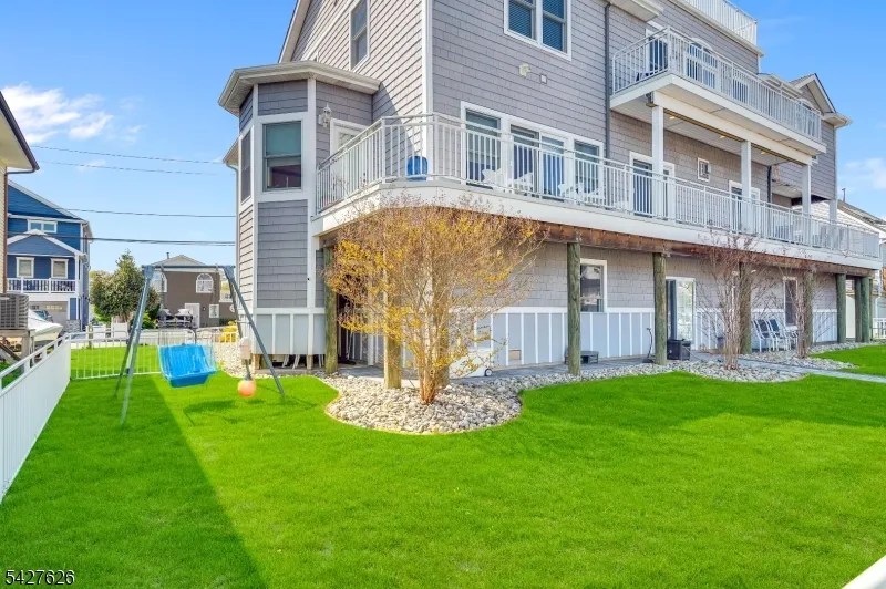6 Capstan Rd Ocean, NJ 08758