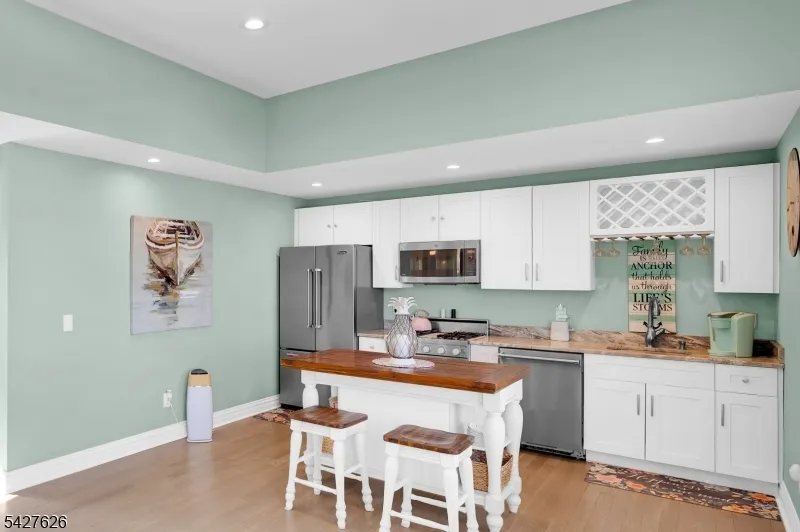 6 Capstan Rd Ocean, NJ 08758