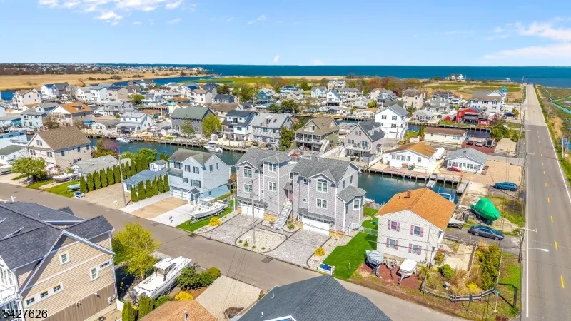 6 Capstan Rd Ocean, NJ 08758