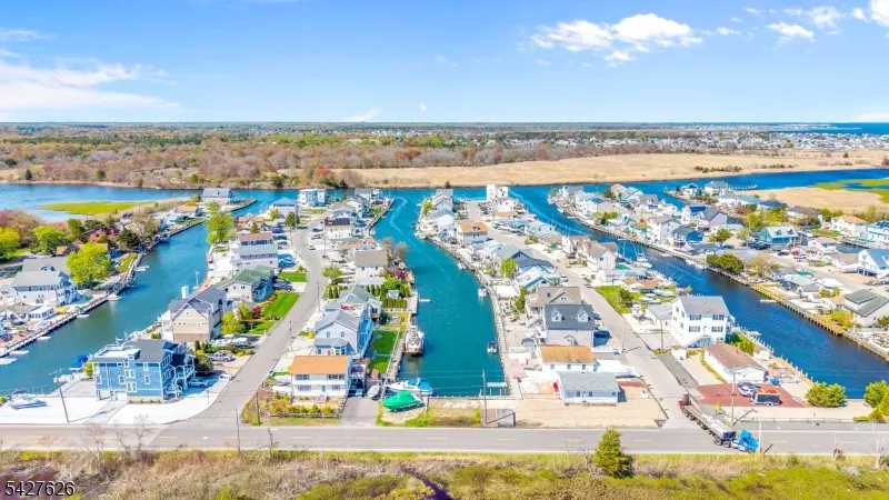 6 Capstan Rd Ocean, NJ 08758