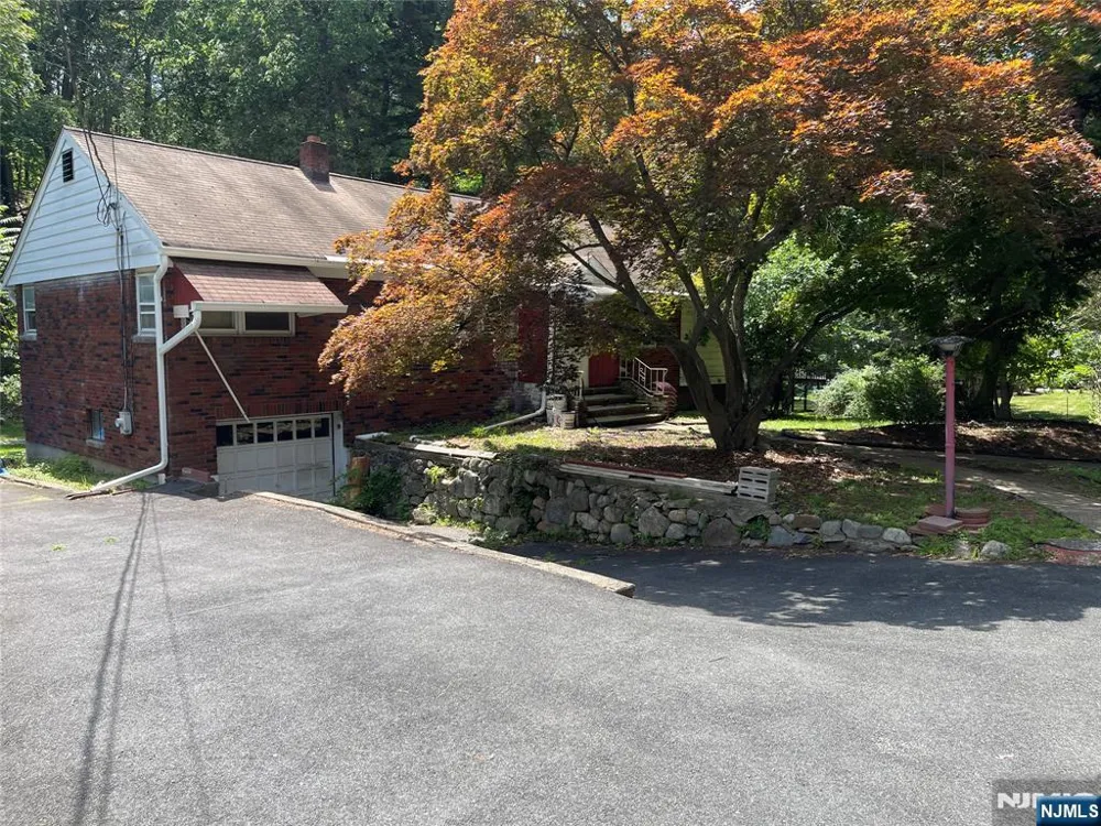 84 Grove Street Oakland, NJ 07436