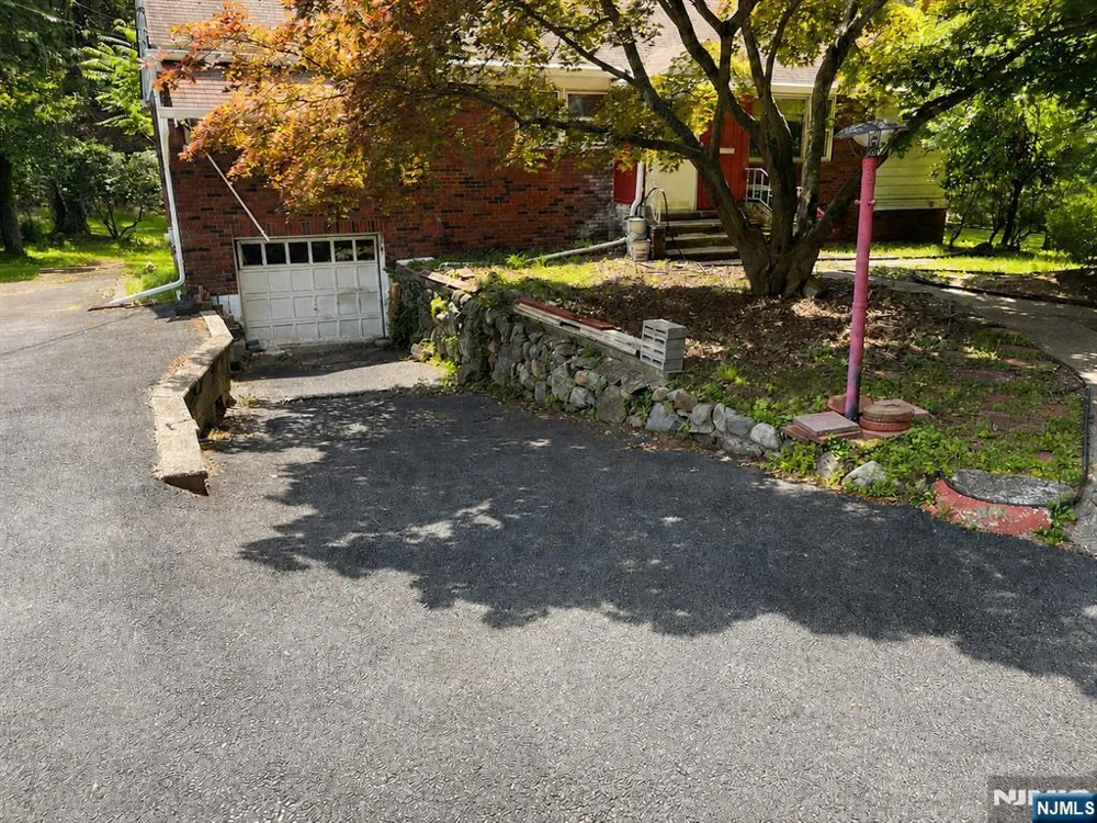 84 Grove Street Oakland, NJ 07436
