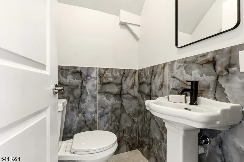 44 Fabyan Pl Newark City, NJ 07108