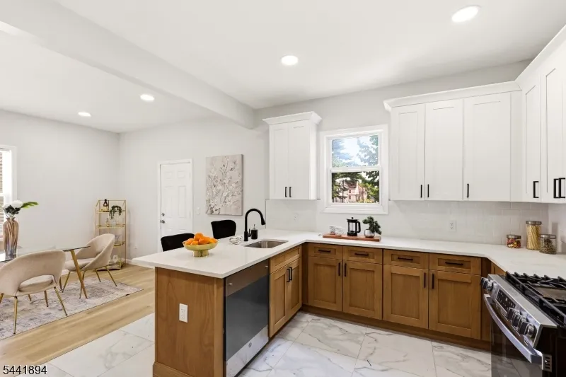 44 Fabyan Pl Newark City, NJ 07108