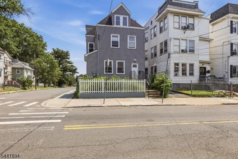 44 Fabyan Pl Newark City, NJ 07108