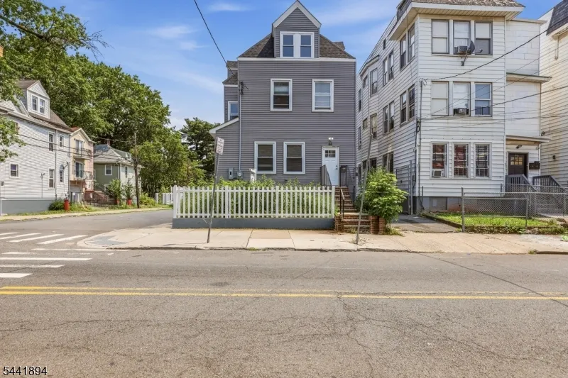 44 Fabyan Pl Newark City, NJ 07108