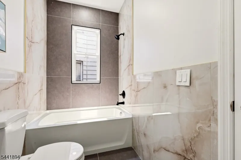44 Fabyan Pl Newark City, NJ 07108