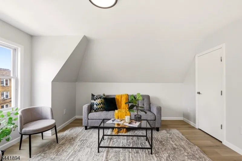 44 Fabyan Pl Newark City, NJ 07108