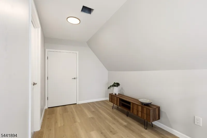 44 Fabyan Pl Newark City, NJ 07108