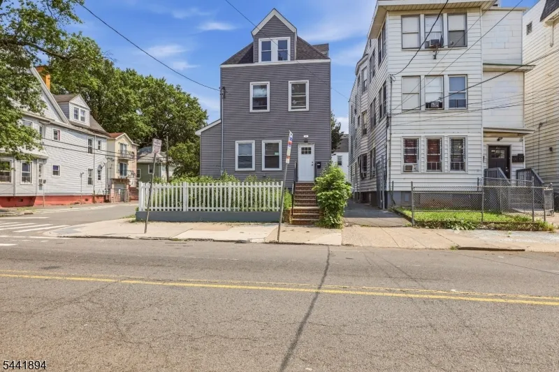 44 Fabyan Pl Newark City, NJ 07108