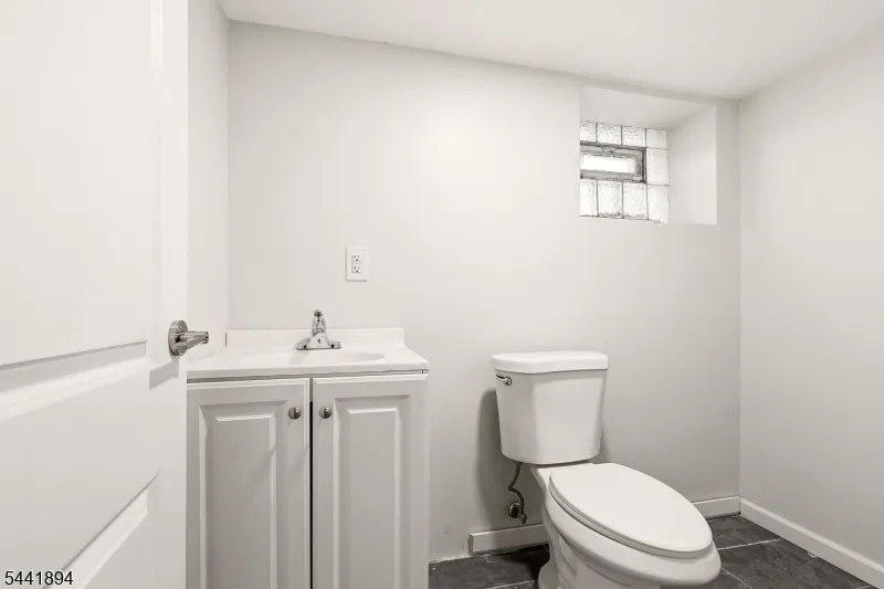 44 Fabyan Pl Newark City, NJ 07108