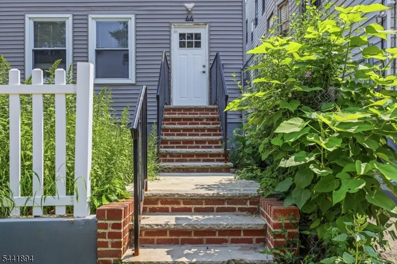 44 Fabyan Pl Newark City, NJ 07108