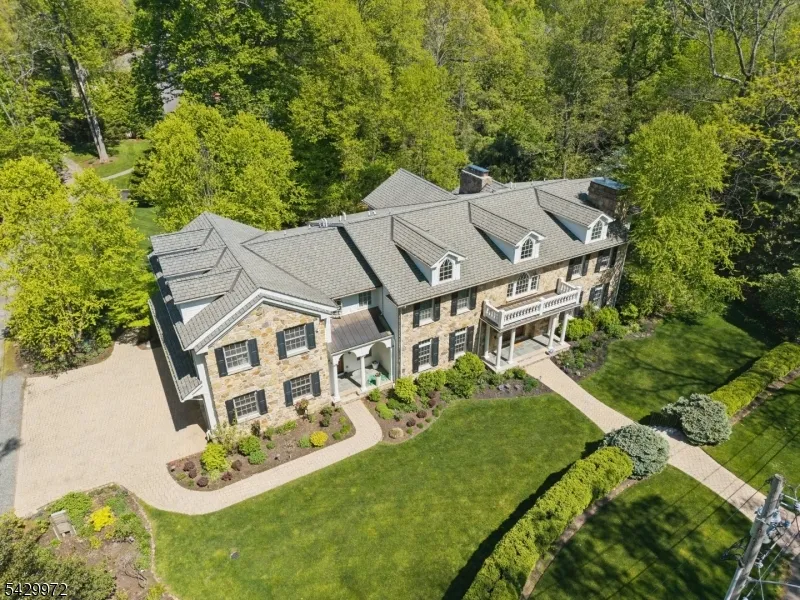 9 Bishops Ln Millburn, NJ 07078