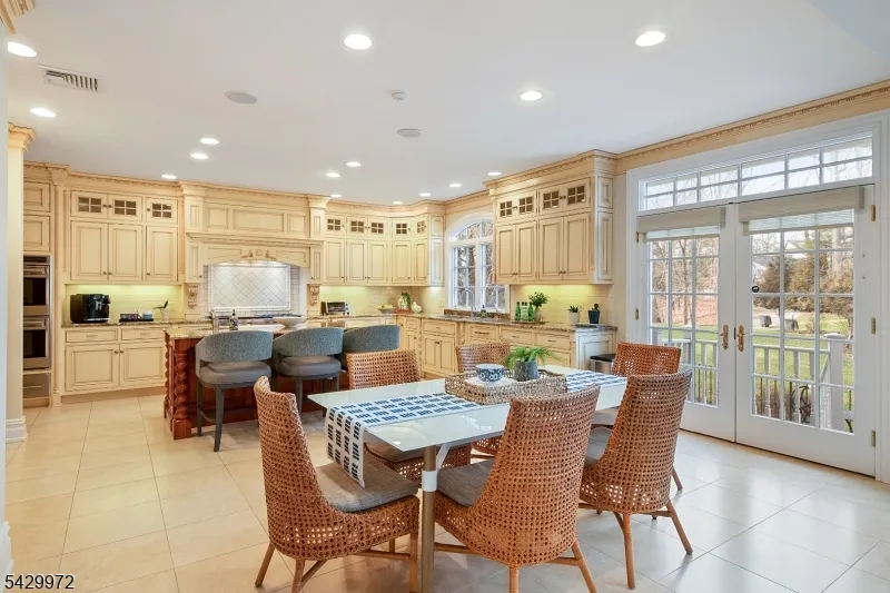 9 Bishops Ln Millburn, NJ 07078