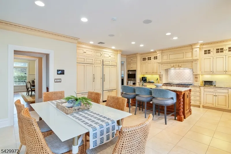 9 Bishops Ln Millburn, NJ 07078
