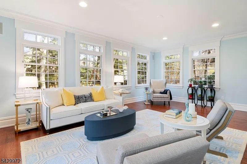 9 Bishops Ln Millburn, NJ 07078