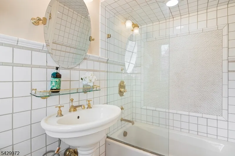 9 Bishops Ln Millburn, NJ 07078