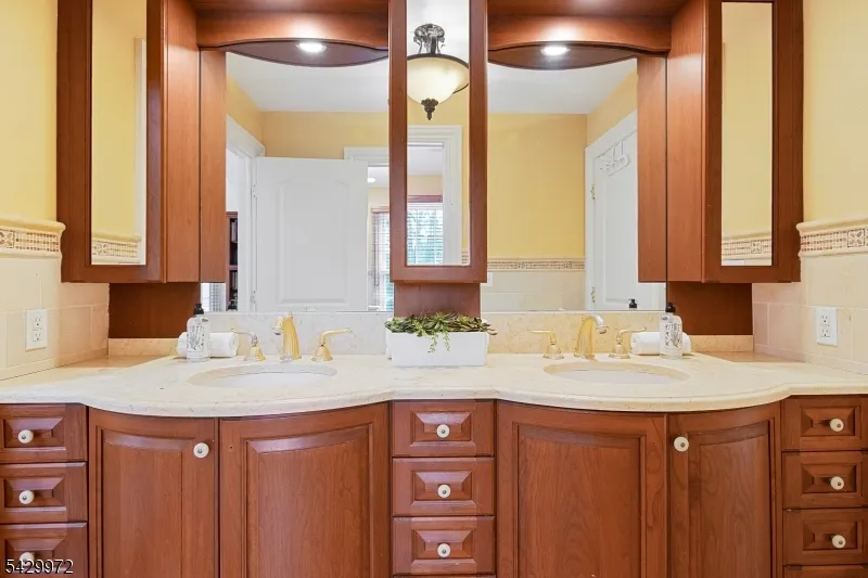 9 Bishops Ln Millburn, NJ 07078