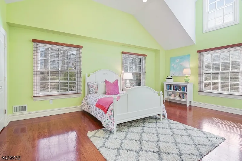 9 Bishops Ln Millburn, NJ 07078