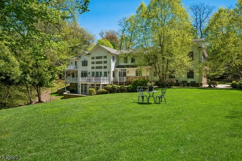 9 Bishops Ln Millburn, NJ 07078