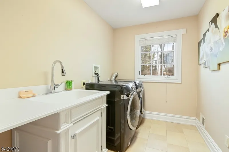 9 Bishops Ln Millburn, NJ 07078