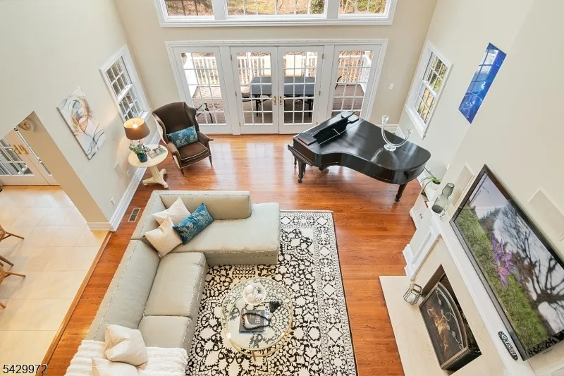 9 Bishops Ln Millburn, NJ 07078