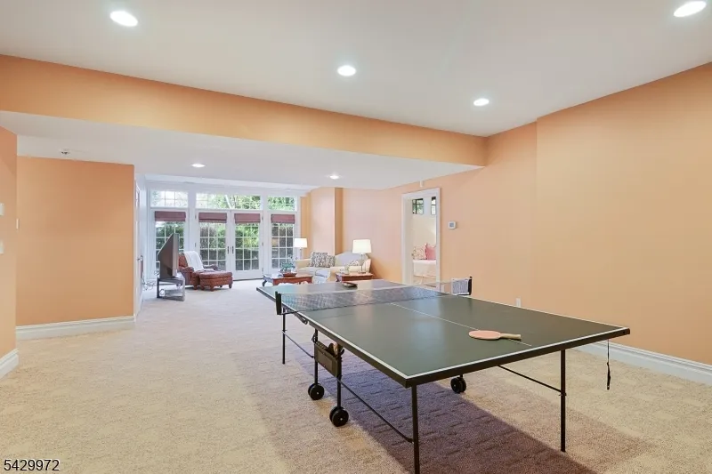 9 Bishops Ln Millburn, NJ 07078