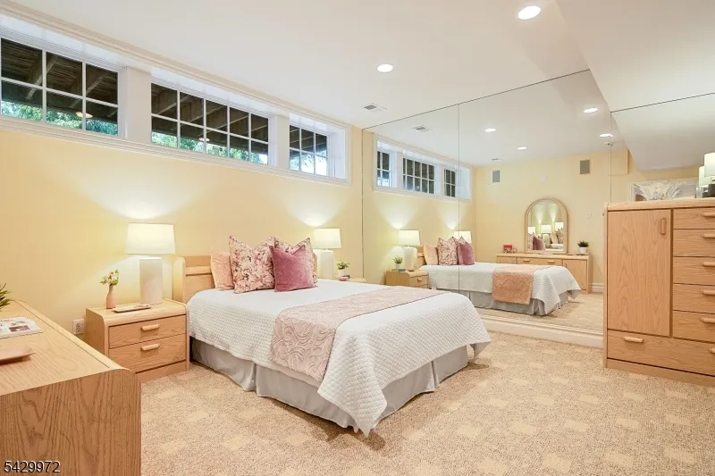 9 Bishops Ln Millburn, NJ 07078