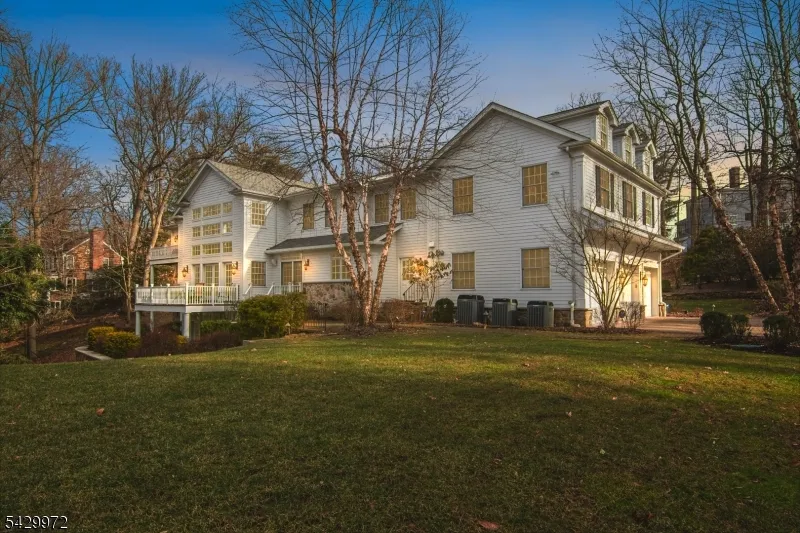 9 Bishops Ln Millburn, NJ 07078