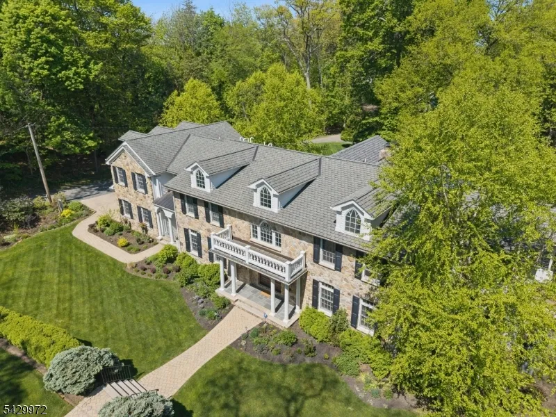 9 Bishops Ln Millburn, NJ 07078