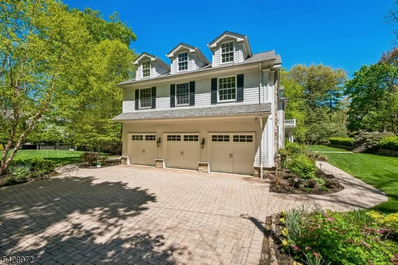 9 Bishops Ln Millburn, NJ 07078