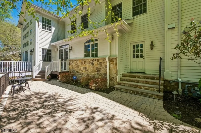 9 Bishops Ln Millburn, NJ 07078