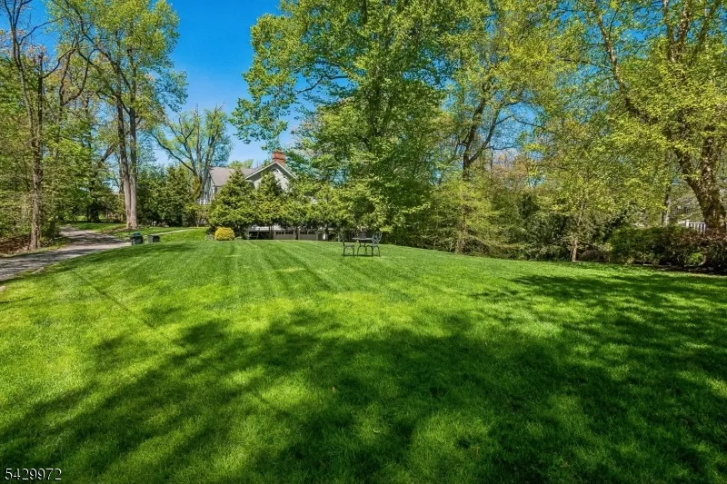 9 Bishops Ln Millburn, NJ 07078