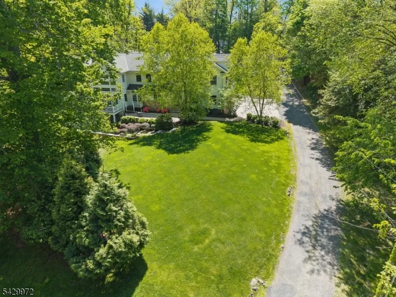 9 Bishops Ln Millburn, NJ 07078