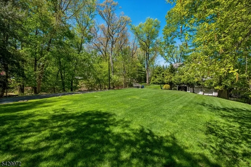 9 Bishops Ln Millburn, NJ 07078