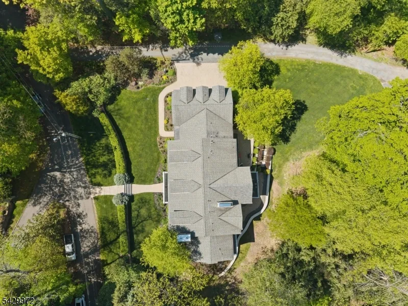 9 Bishops Ln Millburn, NJ 07078