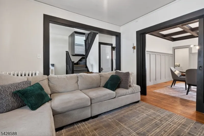 52 Clifford St East Orange City, NJ 07018