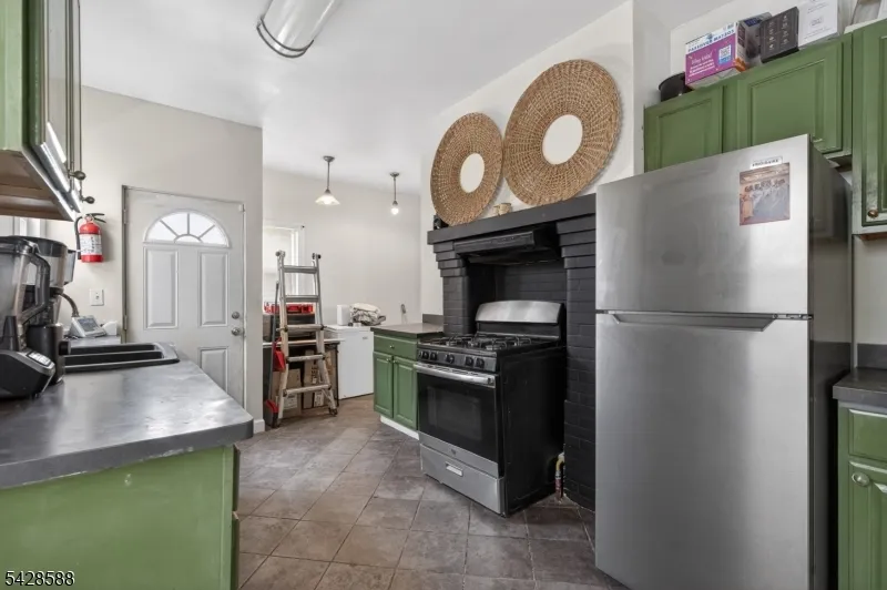 52 Clifford St East Orange City, NJ 07018