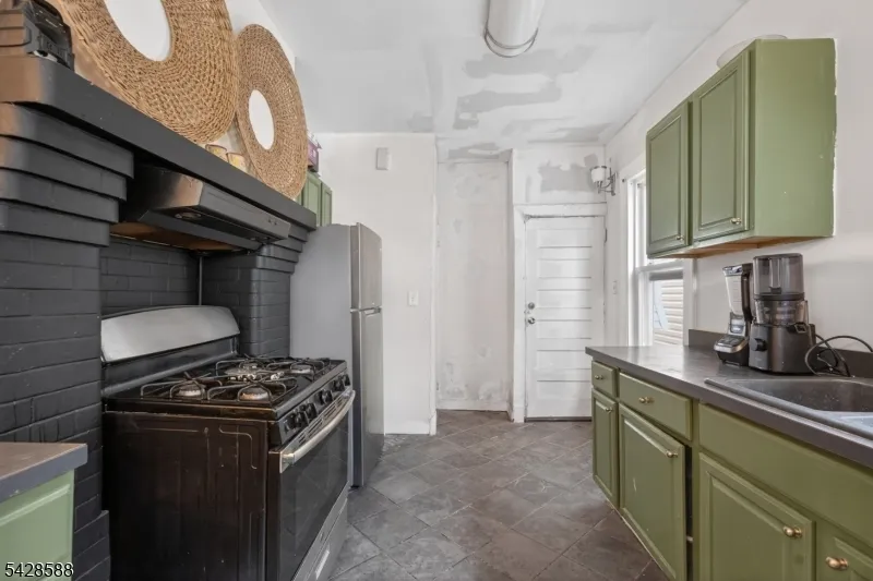 52 Clifford St East Orange City, NJ 07018
