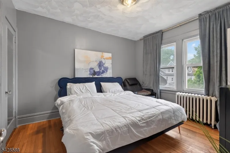 52 Clifford St East Orange City, NJ 07018