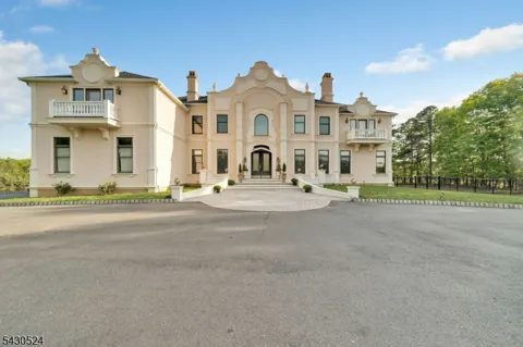 37 Robbins Rd